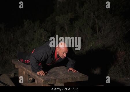 Sipalkido maître de nuit avec katana et lire et noir uniforme Banque D'Images