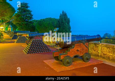 Vue nocturne sur les canons situés à côté du Palais du Prince À Monaco Banque D'Images