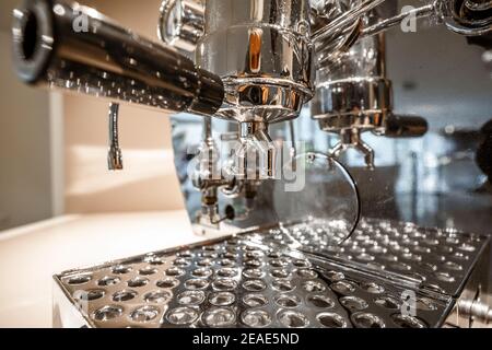Gros plan sur une machine à café professionnelle d'époque Banque D'Images