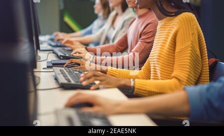 La ligne de divers groupes de personnes multiethniques travaille sur PC. Équipe de bureau de soutien technique les membres du personnel travaillent sur les ordinateurs, aider les gens à trouver des solutions Banque D'Images