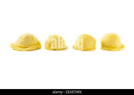 Cuillère à crème glacée au citron isolée sur fond blanc Banque D'Images