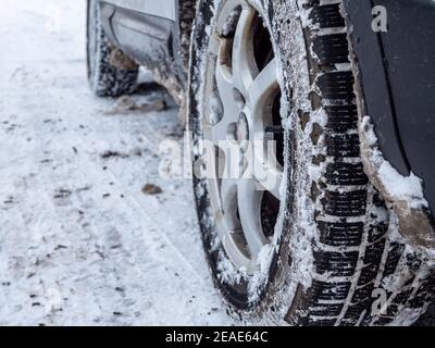 Pneus d'hiver avec bande de roulement dans la neige Banque D'Images