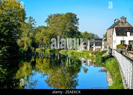 Rivière Oust, partie du canal Nantes à Brest, et grandes réflexions d'arbres dans l'eau à Josselin en France Banque D'Images