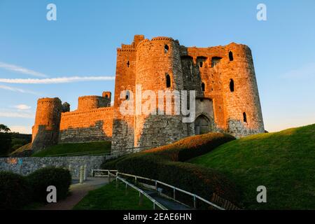 En fin d'été, vue en soirée sur le château de Kidwelly baigné de lumière du soleil. Banque D'Images