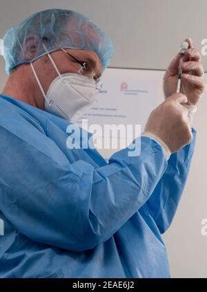 Commencer dans le centre de vaccination pour la vaccination corona, dans un hall à Messe Essen, pour les personnes de plus de 80 ans qui ne vivent pas dans des maisons de soins infirmiers, Banque D'Images