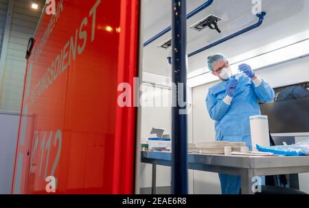 Commencer dans le centre de vaccination pour la vaccination corona, dans un hall à Messe Essen, pour les personnes de plus de 80 ans qui ne vivent pas dans des maisons de soins infirmiers, Banque D'Images