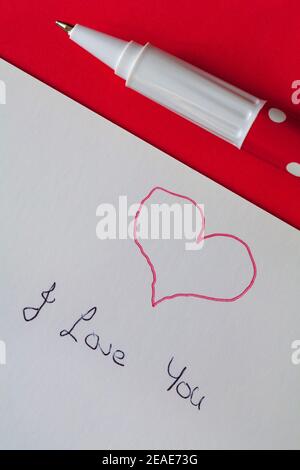 Je t'aime écrit à la main avec coeur en carte avec stylo pour la Saint-Valentin, Saint-Valentin - gros plan Banque D'Images
