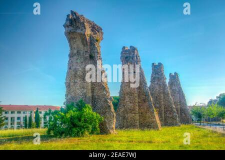 Ruines d'un ancien aqueduc de Fréjus, France Banque D'Images