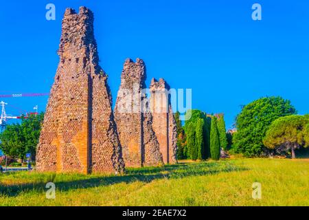 Ruines d'un ancien aqueduc de Fréjus, France Banque D'Images