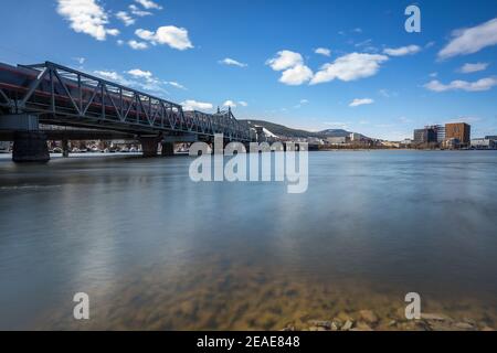 Pont ferroviaire à Drammen, Norvège avec passage d'un train local Banque D'Images