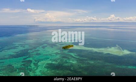 Île tropicale dans la mer bleue par atoll avec récif de corail, vue de dessus. Panglao, Philippines. Concept vacances d'été et de voyage. Banque D'Images