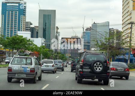 Trafic sur AV. Le président Juscelino Kubitschek dans le district de Faria Lima, un riche quartier d'institutions financières et d'entreprises commerciales de S Banque D'Images