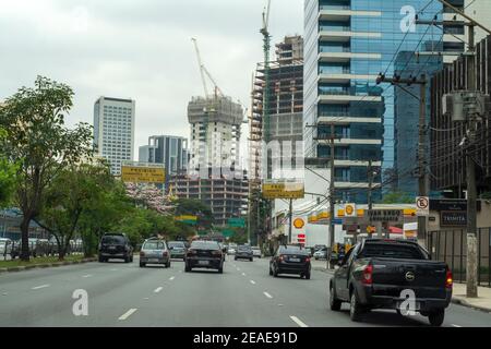 Trafic sur AV. Le président Juscelino Kubitschek dans le district de Faria Lima, un riche quartier d'institutions financières et d'entreprises commerciales de S Banque D'Images