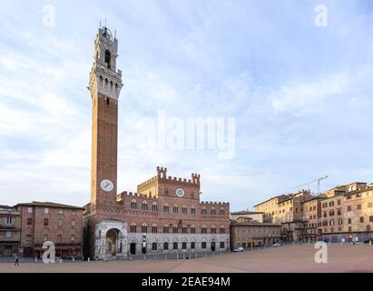 Torre del Mangia, une tour et un palais de la Renaissance sont éclairés par le lever du soleil sur la piazza del Campo à Sienne, célèbre pour la course hippique de la rue Palio, dans le tus Banque D'Images