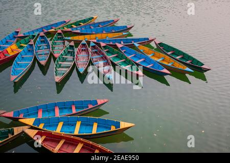 Bateaux en bois colorés au lac Phewa. Pokhara. Népal. Banque D'Images