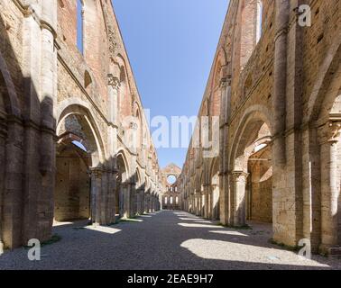 Perspective de la nef centrale de l'abbaye abandonnée de San Galgano, un monastère cistercien du Moyen-âge construit à Chiusdino, une campagne toscane Banque D'Images