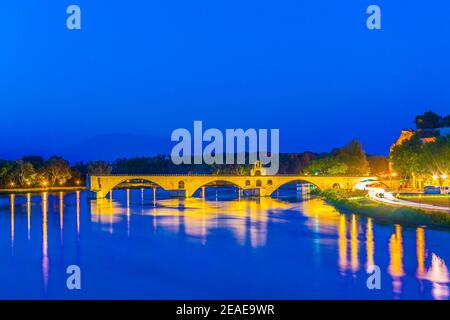 Vue nocturne de Pont d'Avignon sur Rhône, France Banque D'Images