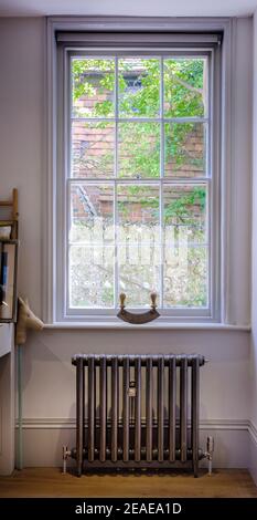 Intérieur d'une fenêtre à guillotine traditionnelle dans une maison moderne contemporaine à Sussex, Royaume-Uni. Banque D'Images