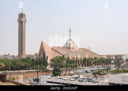 Centre œcuménique national, un bâtiment chrétien pour les cérémonies religieuses, dans un style d'architecture moderne avec toit à pointes et clocher en forme de croix i Banque D'Images