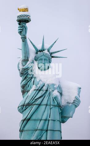 Saxe, Lichtenstein/Sachsen, 09 février 2021: La Statue de la liberté est un modèle couvert de neige dans le mini monde. Pour éviter les dommages en hiver, une partie des monuments est incluse. Les autres sont régulièrement vérifiés et déneigés. La charge de neige et surtout le changement entre dégel et gel sont un problème. L'eau pénètre entre les pierres en filigrane et les évacue. Il y a plus de 100 monuments célèbres dans le monde entier sur une échelle de 1:25 dans le parc d'attractions. Credit: dpa Picture Alliance/Alamy Live News Credit: dpa Picture Alliance/Alamy Live News Banque D'Images