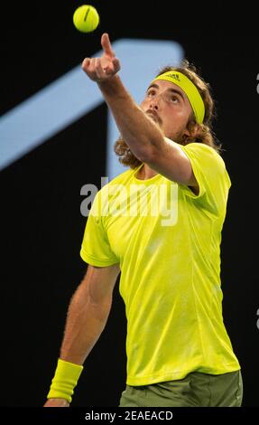 Melbourne, Australie. 9 février 2021. Stefanos Tsitsipas, de Grèce, sert lors du premier tour de match masculin contre Gilles Simon, de France, à l'Open d'Australie à Melbourne Park, à Melbourne, en Australie, le 9 février 2021. Credit: Hu Jingchen/Xinhua/Alay Live News Banque D'Images