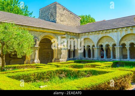 Cour intérieure de la Cathédrale de notre Dame de nazareth À Vaison-la-Romaine en France Banque D'Images