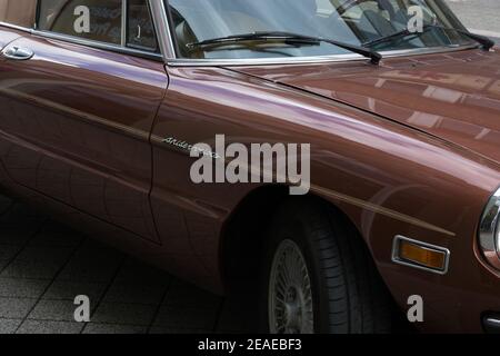 HEILIGENHAUS, NRW, ALLEMAGNE - 10 SEPTEMBRE 2017: Alfa Romeo Spider vue latérale en rouge foncé, garée à Heiligenhaus, Allemagne. Banque D'Images