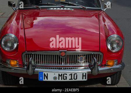 HEILIGENHAUS, NRW, ALLEMAGNE - 10 SEPTEMBRE 2017 : garages Oldtimer Morris vue avant du modèle MGB en rouge, garés à Heiligenhaus, Allemagne. Banque D'Images
