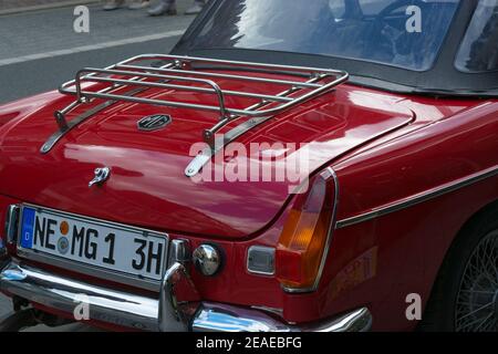 HEILIGENHAUS, NRW, ALLEMAGNE - 10 SEPTEMBRE 2017: Voiture d'époque Morris garages modèle MGB vue arrière en rouge, garés à Heiligenhaus, Allemagne. Banque D'Images