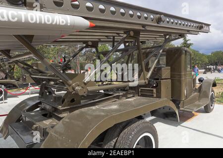 Sébastopol, Crimée, Russie - 28 juillet 2020: BM-13-16 système de lance-roquettes multiples Katyusha dans le complexe commémoratif Sapun-Gora dans la ville héro de Sev Banque D'Images