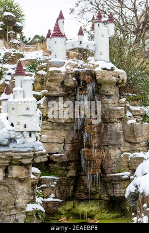 Southend on Sea, Essex, Royaume-Uni. 9 février 2021. La tempête Darcy a laissé tomber de la neige sur le front de mer et a entraîné des conditions glaciales et venteuses. La cascade du château de fées de Never Never Land sur Cliff Gardens a gelé Banque D'Images