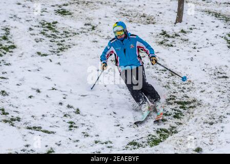 Southend on Sea, Essex, Royaume-Uni. 9 février 2021. La tempête Darcy a laissé tomber de la neige sur le front de mer et a entraîné des conditions glaciales et venteuses. Un homme a pris l'occasion de faire du ski sur les Cliff Gardens, au-dessus de Western Esplanade, sur le front de mer Banque D'Images