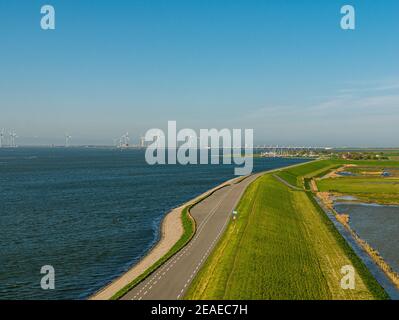 Digue de mer avec éoliennes et port de plaisance à Zeeland, aux pays-Bas Banque D'Images