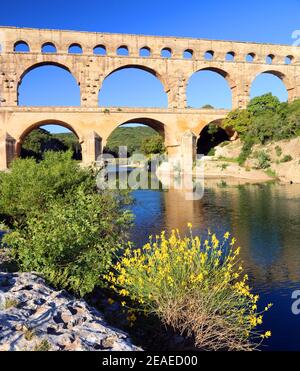 L'eau de la rivière Gardon sous le Pont du Gard. Banque D'Images