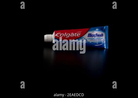 Tube de dentifrice Colgate MaxFresh sur fond noir à Bucarest, Roumanie, 2021 Banque D'Images