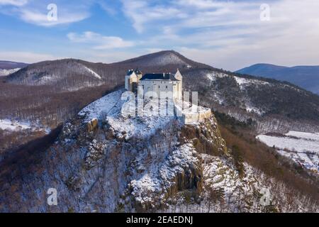 Füzér, Hongrie - vue aérienne du célèbre château de Fuzer construit sur une colline volcanique appelée Nagy-Milic. Zemplen montagnes à l'arrière-plan. Banque D'Images