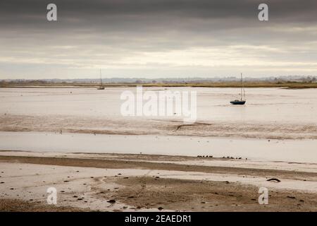 bateaux sur les méplats de boue de la rivière dans maldon essex angleterre Banque D'Images