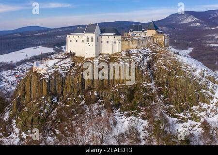 Füzér, Hongrie - vue aérienne du célèbre château de Fuzer construit sur une colline volcanique appelée Nagy-Milic. Zemplen montagnes à l'arrière-plan. Banque D'Images