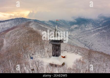 Vue aérienne de la Tour du point de vue du millénaire, accessible à pied depuis la vallée de Szalajka, près de Szilvásvárad, Heves, Hongrie. Paysage d'hiver. Banque D'Images