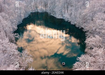 Szilvásvárad, Hongrie - vue aérienne du célèbre lac supérieur également connu sous le nom de Sipovics tengerzem avec de l'eau turquoise cristalline. Forêt d'hiver enneigée Banque D'Images