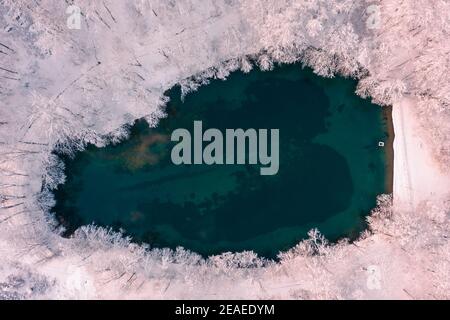 Szilvásvárad, Hongrie - vue aérienne du célèbre lac supérieur également connu sous le nom de Sipovics tengerzem avec de l'eau turquoise cristalline. Forêt d'hiver enneigée Banque D'Images