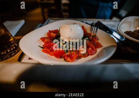 fromage mozzarella avec basilic et tomates dans une assiette. Alimentation saine. Concept d'alimentation saine. Banque D'Images