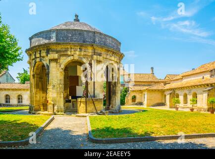 Cour principale avec pavillon dans l'ancien monastère chartreuse de Villeneuve lez Avignon, France Banque D'Images