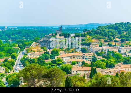 Vue aérienne de Villeneuve les Avignon dominée par la tournée philippe le bel, France Banque D'Images