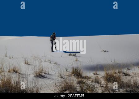 Randonnée dans le paysage désertique des dunes de gypse dans le monument national de White Sands au Nouveau-Mexique, États-Unis. Banque D'Images