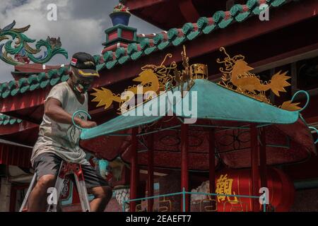 9 février 2021, Medan, Sumatra du Nord, Indonésie: A les travailleurs utilisent des masques à colorer avec de la peinture comme une solution en vue de la prochaine célébration du nouvel an lunaire à un temple de Gunung Timur, Medan, Sumatra du Nord le 9 février 2021. Nouvel an chinois, commence le vendredi 12 février, il est également connu comme le Festival de printemps comme un événement énorme pour des millions de personnes Chinois, avec des célébrations et des traditions culturelles roulé célébration de l'animal pour 2021 est l'Ox, Les autorités d'un temple limitent les personnes qui prient à leur tour au milieu de l'épidémie de Covid-19. (Image de crédit : © Albert Ivan Damanik/ZUMA Wire) Banque D'Images