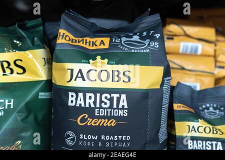 Tyumen, Russie-07 novembre 2020 : café jacobs. Emballage du café dans la fenêtre du supermarché Banque D'Images