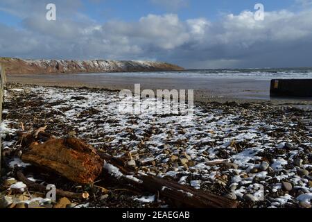 Neige - bord de mer de Filey - Drift Wood - Plage - Filey Brigg - Yorkshire - Royaume-Uni Banque D'Images