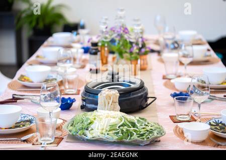 Dîner sukiyaki Premium et de luxe pour une célébration avec des invités VIP spéciaux. Ils ont la matière première, boeuf, porc, poulet, oeuf, tofu, légume, Banque D'Images