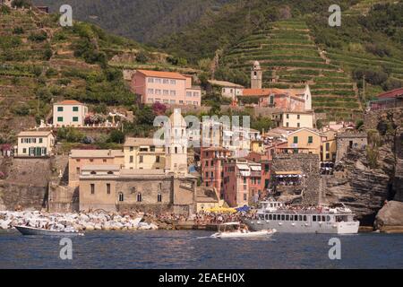 VERNAZZA, ITALIE - 08 février 2021 : Vernazza, Italie, 16 août 2020, vue panoramique de la ville de Vernazza à Luguria Banque D'Images